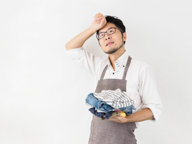 家事と育児を手伝う夫