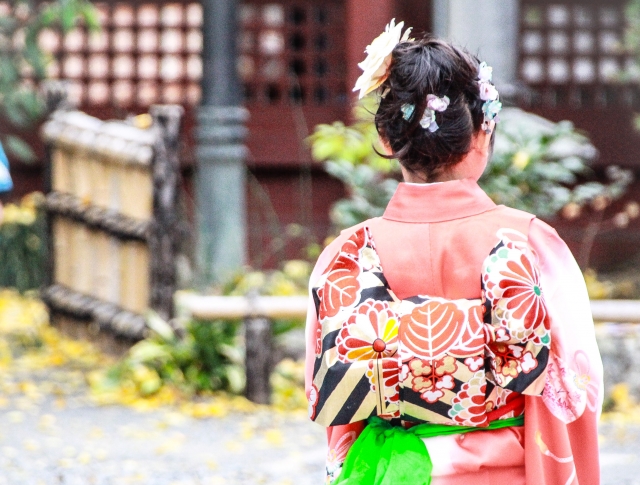 七五三で着物を着る女の子