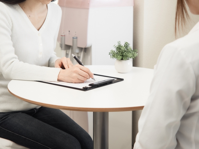 カウンセリングを受ける主婦
