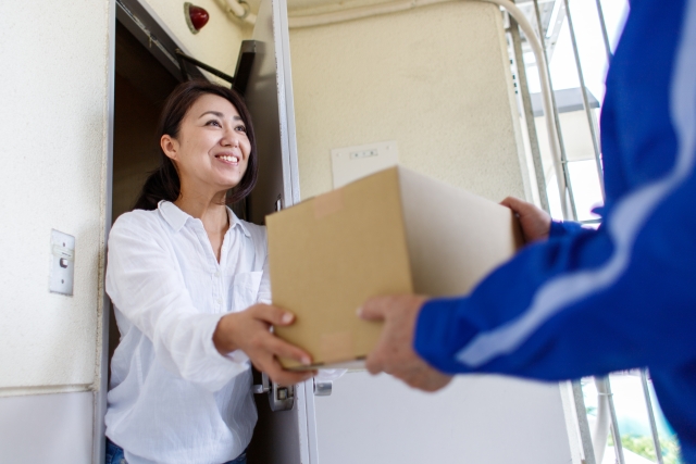 宅配サービスを利用する主婦