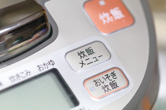 炊飯器で節約料理を作る主婦
