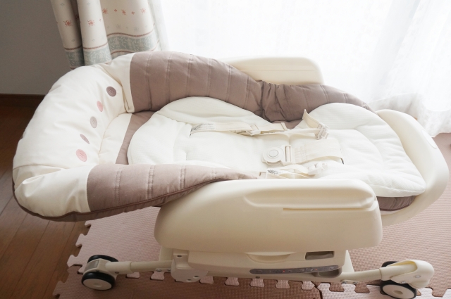 バウンサーに赤ちゃんを置いて家事をする