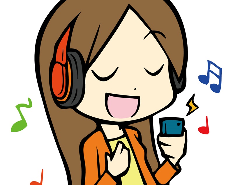 スマホで音楽を聴く女性