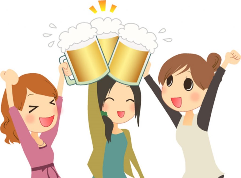 女子会でビールを乾杯する主婦たち