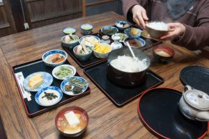 のれんが渋すぎる！古き良き「金時食堂」は現代のお母さん食堂だった